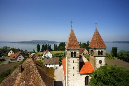 Kirchtürme auf der Reichenau, im Hintergrund Häuser und der See